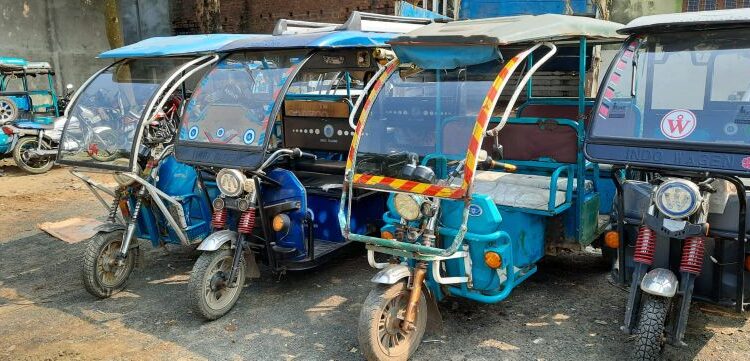 কাটোয়া শহরে টোটো চলাচলের উপর নিষেধাজ্ঞা জারি পুলিশের, আটক ১৬ টোটো