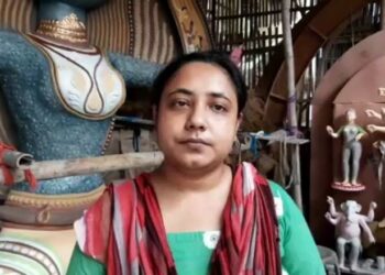 মৃৎশিল্পি বাবার সঙ্গে দূর্গাপ্রতিমা তৈরির কাজে হাত লাগিয়েছেন পিএইডডির ছাত্রী