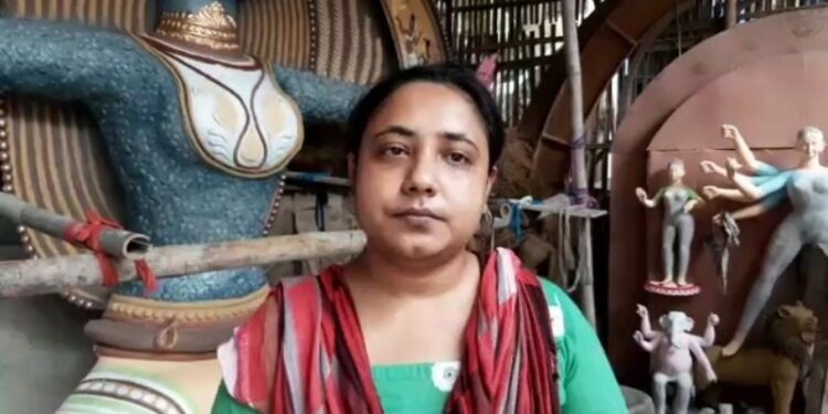 মৃৎশিল্পি বাবার সঙ্গে দূর্গাপ্রতিমা তৈরির কাজে হাত লাগিয়েছেন পিএইডডির ছাত্রী