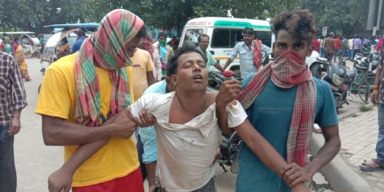 গাজলে ছেলে ধরা সন্দেহে অজ্ঞাতপরিচয় যুবককে গনধোলাই