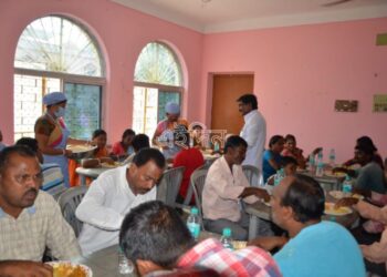 বাবার মৃত্যু বার্ষিকী উপলক্ষে নিজের খরচে ২৫০ মানুষকে ‘মা’ ক্যান্টিনে দুপুরের খাবার খাওয়ালেন দাঁইহাট পুরসভার প্রশাসকমন্ডলীর চেয়ারপার্সন