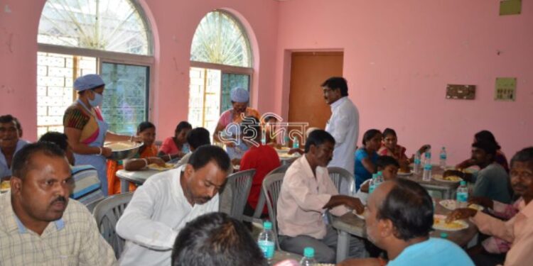 বাবার মৃত্যু বার্ষিকী উপলক্ষে নিজের খরচে ২৫০ মানুষকে ‘মা’ ক্যান্টিনে দুপুরের খাবার খাওয়ালেন দাঁইহাট পুরসভার প্রশাসকমন্ডলীর চেয়ারপার্সন