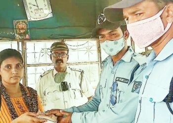 সোনার অলঙ্কার ও টাকা ভর্তি ব্যাগ কুড়িয়ে প্রকৃত মালিকের হাতে তুলে দিলেন মালদার সিভিক ভলেন্টিয়ার