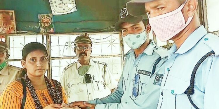 সোনার অলঙ্কার ও টাকা ভর্তি ব্যাগ কুড়িয়ে প্রকৃত মালিকের হাতে তুলে দিলেন মালদার সিভিক ভলেন্টিয়ার