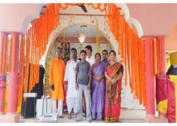 স্বর্গীয় বাবার স্মৃতিতে পাড়ার বারোয়ারি দুর্গামন্দির নির্মাণ করলেন ছেলে