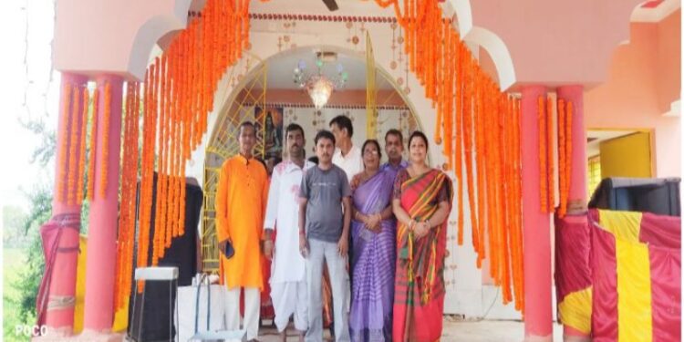 স্বর্গীয় বাবার স্মৃতিতে পাড়ার বারোয়ারি দুর্গামন্দির নির্মাণ করলেন ছেলে