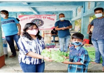 ভাতার থানার ওসি ও সোশ্যাল মিডিয়া গ্রুপের মিলিত উদ্যোগে দুঃস্থদের নতুন বস্ত্র বিতরন