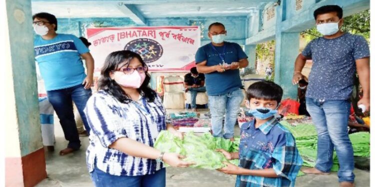 ভাতার থানার ওসি ও সোশ্যাল মিডিয়া গ্রুপের মিলিত উদ্যোগে দুঃস্থদের নতুন বস্ত্র বিতরন