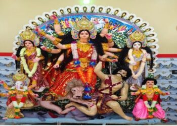 দেবীর সামনে পূজোর চারদিন ধরে জ্বালিয়ে রাখতে হয় গাওয়া ঘিয়ের প্রদীপ, আজও পুরনো রীতি মেনে চলছে কামাল গ্রামের সোম পরিবার