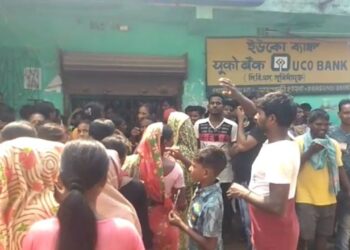 কোনও কর্মী না আসায় ব্যাঙ্ক বন্ধ করে ভিতরে বসে ম্যানেজার, ক্ষিপ্ত গ্রাহকদের বিক্ষোভ
