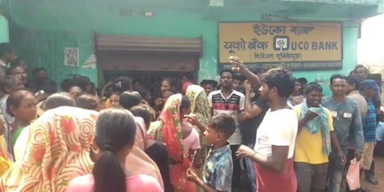 কোনও কর্মী না আসায় ব্যাঙ্ক বন্ধ করে ভিতরে বসে ম্যানেজার, ক্ষিপ্ত গ্রাহকদের বিক্ষোভ