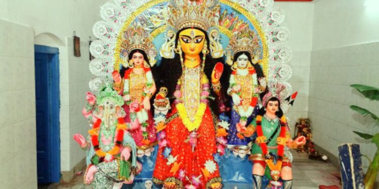 মহিষাসুরমর্দিনী নয়, বরাভয়দায়িনী রূপে পূজিতা হন কাইগ্রামের মা অভয়া