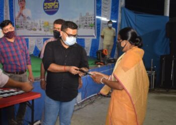 মহাষষ্ঠীর দিন ‘উপহার’ জেলা পুলিশের, খোওয়া যাওয়া স্মার্টফোন ফিরে পেলেন ফোন মালিকরা