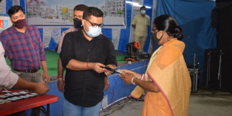 মহাষষ্ঠীর দিন ‘উপহার’ জেলা পুলিশের, খোওয়া যাওয়া স্মার্টফোন ফিরে পেলেন ফোন মালিকরা