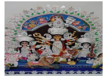 কাটোয়ার পাবনা কলোনী সার্বজনীন দুর্গাপুজো কমিটির মন্ডপে দেখা যাবে স্কুল শিক্ষিকার হাতে গড়া কাগজের দুর্গা
