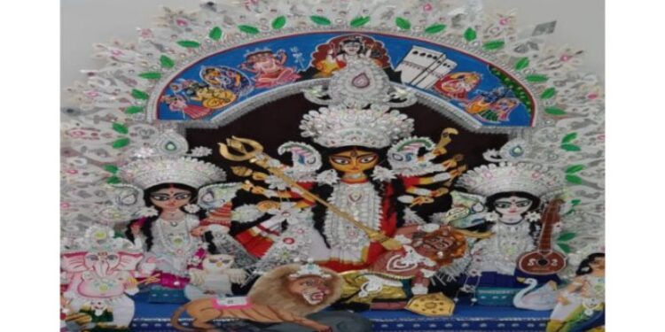 কাটোয়ার পাবনা কলোনী সার্বজনীন দুর্গাপুজো কমিটির মন্ডপে দেখা যাবে স্কুল শিক্ষিকার হাতে গড়া কাগজের দুর্গা