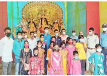 এলাকার দুঃস্থ শিশুদের পূজো পরিক্রমা করালো ভাতার থানার পুলিশ ও ফেসবুক গ্রুপ