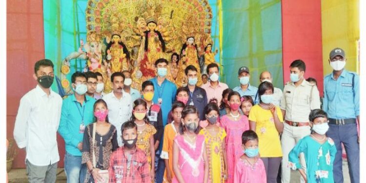 এলাকার দুঃস্থ শিশুদের পূজো পরিক্রমা করালো ভাতার থানার পুলিশ ও ফেসবুক গ্রুপ