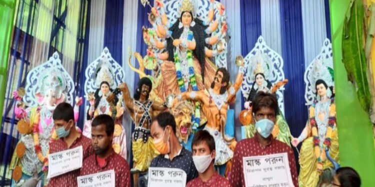 ঠাকুর দেখতে বেড়িয়ে গলায় পোস্টার ঝুলিয়ে করোনা নিয়ে সচেতনতামূলক চালালো কাটোয়ার প্রেমানন্দ ডিজেবল আশ্রমের আশ্রমিকরা