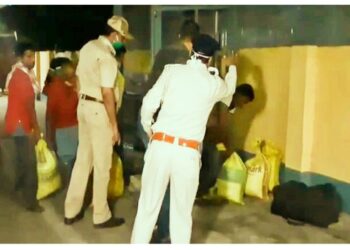 পরিত্যক্ত ব্যাগ ঘিরে বেমাতঙ্ক বর্ধমান স্টেশনে, বন্ধ করে দেওয়া হল ১ নম্বর প্ল্যাটফর্মে ট্রেন ও যাত্রী চলাচল