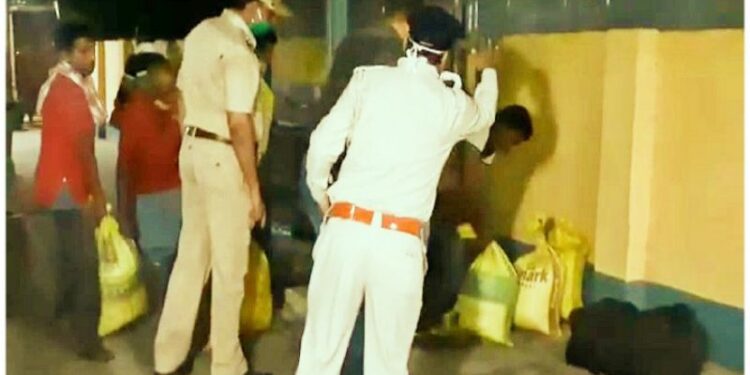 পরিত্যক্ত ব্যাগ ঘিরে বেমাতঙ্ক বর্ধমান স্টেশনে, বন্ধ করে দেওয়া হল ১ নম্বর প্ল্যাটফর্মে ট্রেন ও যাত্রী চলাচল