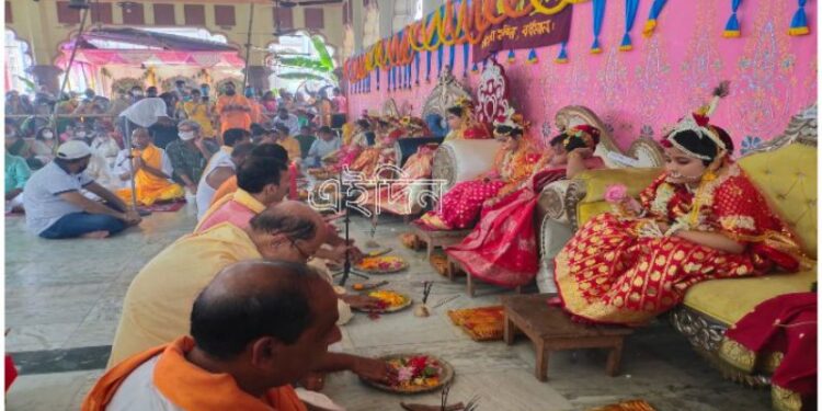 রাজ আমলের রীতি মেনে মহানবমীর দিন দেবীজ্ঞানে ৯ কুমারী মায়ের পুজো হল বর্ধমানের সর্বমঙ্গলা মন্দিরে