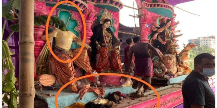 বাংলাদেশে ফেসবুকে গুজব ছড়িয়ে দূর্গাপূজো মন্ডপে হামলা,মুর্তি ভাঙচুর, গুলি বিদ্ধ হয়ে মৃত ৩