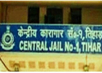 জেলের মধ্যে প্রোমোটারদের বেআইনিভাবে সাহায্য করার অভিযোগে তিহার জেলের সুপারিনটেনডেন্টসহ ৩০ কর্মী বরখাস্ত