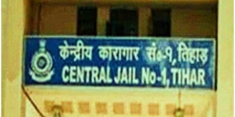 জেলের মধ্যে প্রোমোটারদের বেআইনিভাবে সাহায্য করার অভিযোগে তিহার জেলের সুপারিনটেনডেন্টসহ ৩০ কর্মী বরখাস্ত