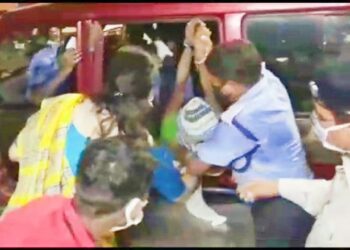 আউশগ্রামের জঙ্গল থেকে তরুনীকে  অচৈতন্যবস্থায় উদ্ধার করল পুলিশ, চাঞ্চল্য এলাকায়