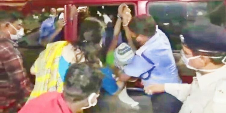 আউশগ্রামের জঙ্গল থেকে তরুনীকে অচৈতন্যবস্থায় উদ্ধার করল পুলিশ, চাঞ্চল্য এলাকায়