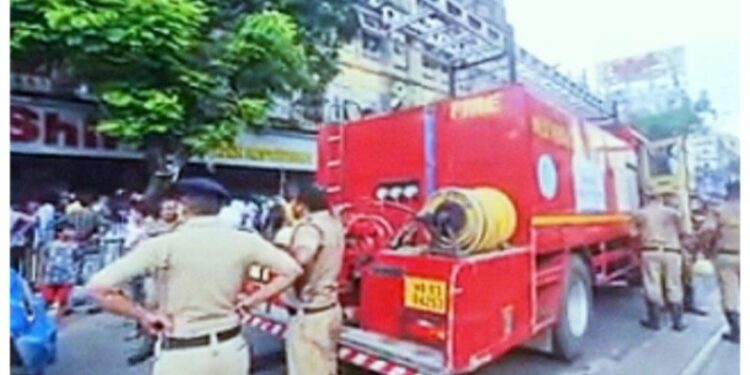 কলকাতার মল্লিক বাজারে রেস্তরাঁয় আগুন