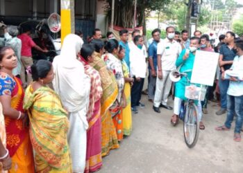 সাইকেলে চেপে জনতার দুয়ারে দুয়ারে পৌছে  গিয়ে বিজয়ার প্রণাম ও শুভেচ্ছা জানালেন মন্ত্রী স্বপন দেবনাথ