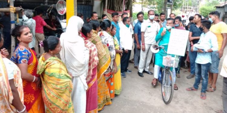 সাইকেলে চেপে জনতার দুয়ারে দুয়ারে পৌছে  গিয়ে বিজয়ার প্রণাম ও শুভেচ্ছা জানালেন মন্ত্রী স্বপন দেবনাথ