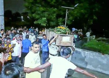 কর্মস্থলে হৃদরোগে আক্রান্ত হয়ে মৃত সিআরপিএফ জওয়ান বিষ্ণুপুরের বাসিন্দা পরিমল ঘোষের শেষকৃত্য যথাযথ মর্যাদায় সম্পন্ন হল