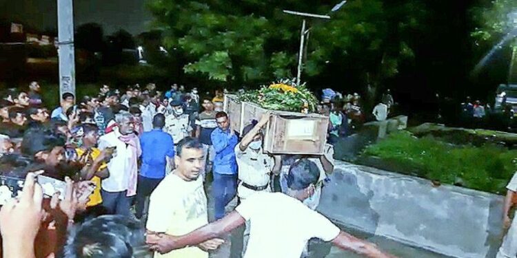 কর্মস্থলে হৃদরোগে আক্রান্ত হয়ে মৃত সিআরপিএফ জওয়ান বিষ্ণুপুরের বাসিন্দা পরিমল ঘোষের শেষকৃত্য যথাযথ মর্যাদায় সম্পন্ন হল