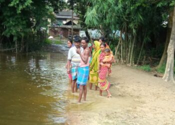 নিকাশি নালা নির্মানে ত্রুটি,জল নিকাশি না হওয়ায় জলাশয়ের জলে প্লাবিত ভাতারের চন্ডিপুর গ্রামের দাসপাড়া