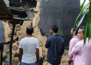 টানা বৃষ্টিপাতের জেরে ভাঙল মাটির বাড়ি, অল্পের জন্য প্রাণ বাঁচল পরিবারের