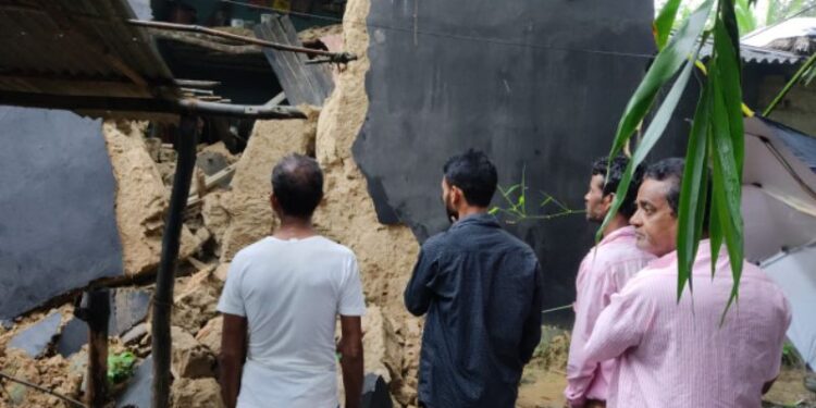 টানা বৃষ্টিপাতের জেরে ভাঙল মাটির বাড়ি, অল্পের জন্য প্রাণ বাঁচল পরিবারের