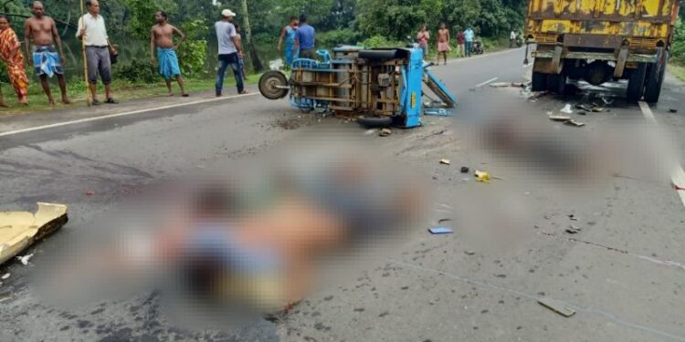 যাত্রীবাহী টোটো ও বালি বেঝাই লরির মুখোমুখি সংঘর্ষ, মৃত ৪ টোটো আরোহী
