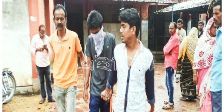 কাটোয়ায় বাবা-মা’কে আগ্নেয়াস্ত্র দেখিয়ে তাঁদের ২৩ বছরের মেয়েকে অপহরনের অভিযোগ, গ্রেফতার যুবক