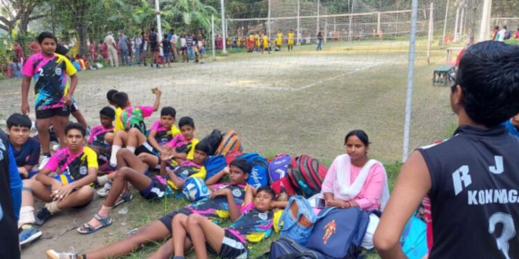 বালকদের রাজ্যস্তরের মিনি ভলিবল লিগের গ্রুপের প্রথম খেলায় বিজয়ী কাটোয়া ভারতী সংঘ