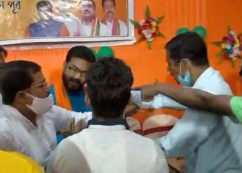 দিলীপ ঘোষ ও সুকান্ত মজুমদারে বৈঠকের আগেই ধুন্ধুমার কাটোয়ায়, ধাক্কাধাক্কি-চেয়ার-টেবিল ভাঙচুর বিক্ষুব্ধ বিজেপি কর্মীদের