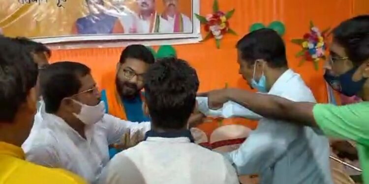 দিলীপ ঘোষ ও সুকান্ত মজুমদারে বৈঠকের আগেই ধুন্ধুমার কাটোয়ায়, ধাক্কাধাক্কি-চেয়ার-টেবিল ভাঙচুর বিক্ষুব্ধ বিজেপি কর্মীদের