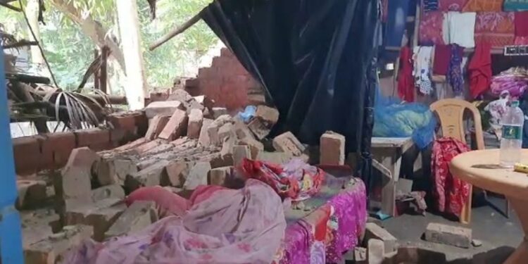 পূর্বস্থলীর মাগনপুর গ্রামে ইঁটের দেওয়াল চাপা পড়ে জখম অন্তঃসত্ত্বা মহিলাসহ ৫