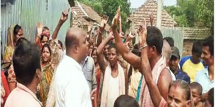 ফিরহাদ হাকিমের জনসভাতে যাওয়ার আবেদন করায় ‘বঞ্চিত’ গ্রামবাসীদের তাড়া খেলেন তৃণমূল নেতারা