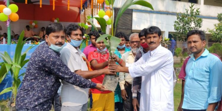 ‘সম্প্রীতি মঞ্চ’ গড়ে হজে যাওয়ার জন্য জমানো টাকায় রক্তদান শিবিরের আয়োজন করলেন মজনু শেখ