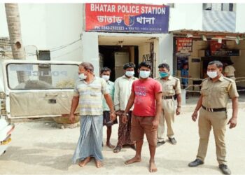 ভাতারে গ্রেফতার ৪ চোলাই মদের কারবারি