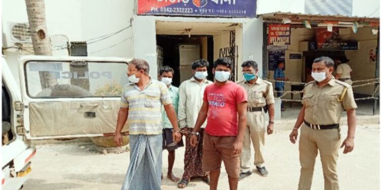 ভাতারে গ্রেফতার ৪ চোলাই মদের কারবারি