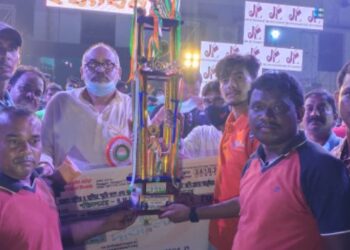 আউশগ্রামে হালিম-হালিমা স্মৃতি ফুটবল টুর্নামেন্টে বিজয়ী শেওড়াফুলি ইউনাইটেড ক্লাব